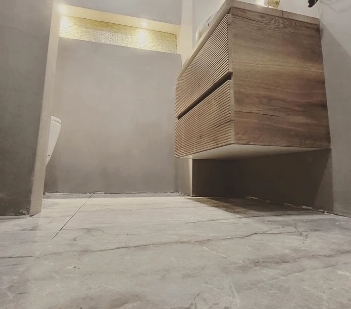 Badkamer met zwevend houten meubel