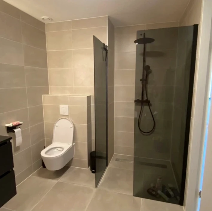 Afgewerkte badkamer met inloopdouche en toilet