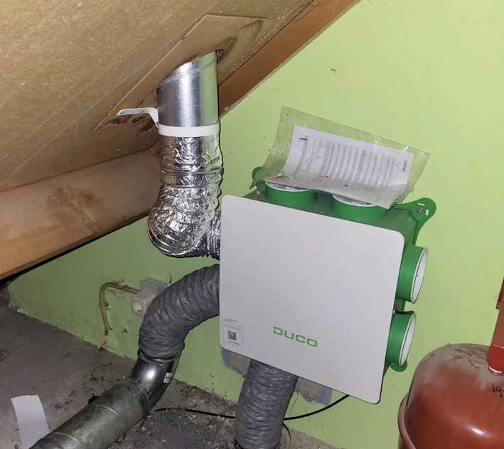 Geplaatste ventilatie-installatie en luchtkanalen